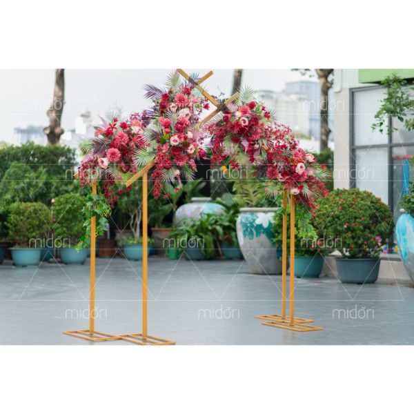 Cổng hoa mái nhà màu đỏ gạch