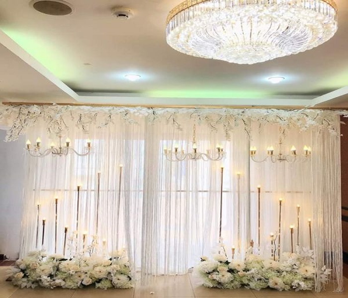 Trang trí backdrop với đèn chùm lung linh