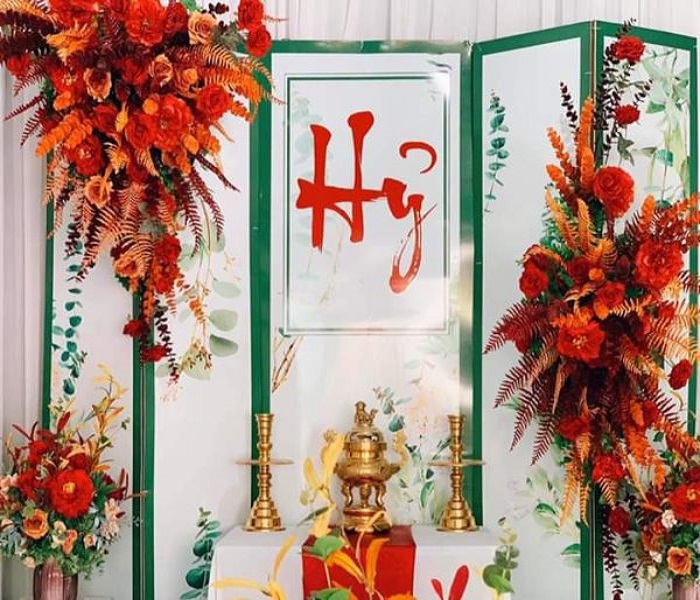 Trang trí cổng hoa và gia tiên màu đỏ cam
