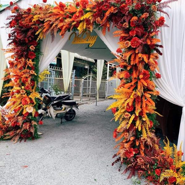Trang trí cổng hoa và gia tiên màu đỏ cam - Ảnh 3