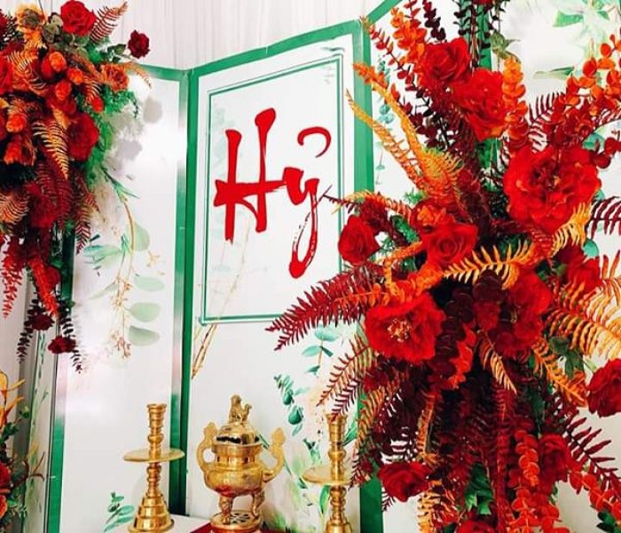 Trang trí cổng hoa và gia tiên màu đỏ cam - Ảnh 4