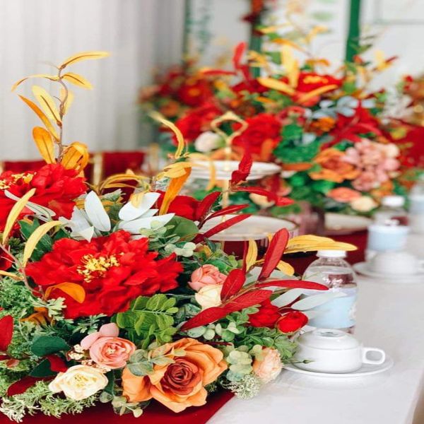 Trang trí cổng hoa và gia tiên màu đỏ cam - Ảnh 2