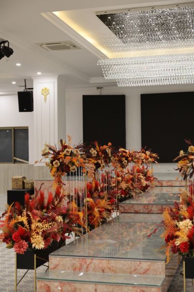 Trang trí lối lên sân khấu màu đỏ cam cháy - Ảnh 11