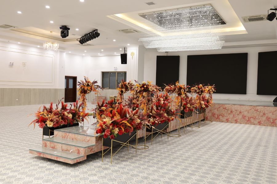 Trang trí lối lên sân khấu màu đỏ cam cháy - Ảnh 12