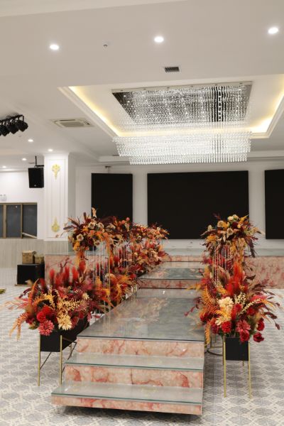 Trang trí lối lên sân khấu màu đỏ cam cháy - Ảnh 13