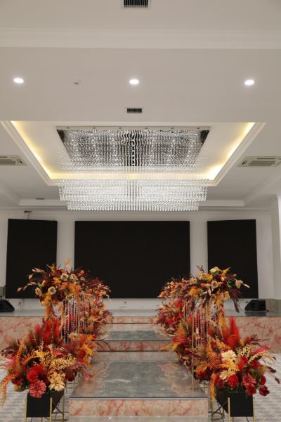 Trang trí lối lên sân khấu màu đỏ cam cháy - Ảnh 2