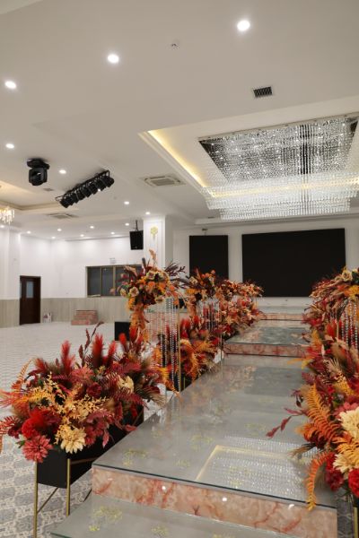 Trang trí lối lên sân khấu màu đỏ cam cháy - Ảnh 5
