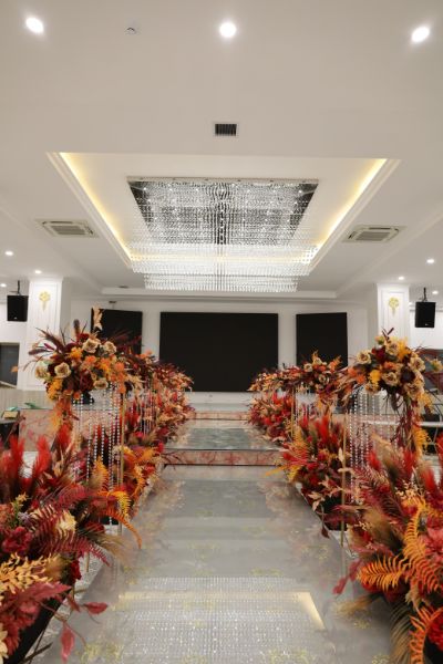 Trang trí lối lên sân khấu màu đỏ cam cháy - Ảnh 6