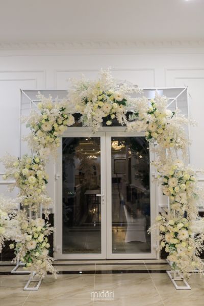 Trang trí cổng hoa tông màu trắng cho CB DIAMOND PALACE
