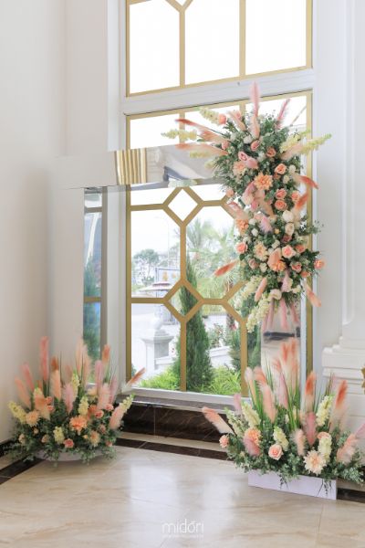 Trang trí không gian cưới tông màu trắng - hồng dâu cho CB DIAMOND PALACE