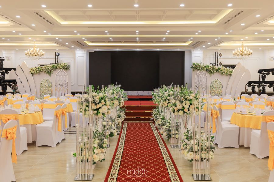 Trang trí lối lên sân khấu cho CB DIAMOND PALACE tông màu trắng xanh