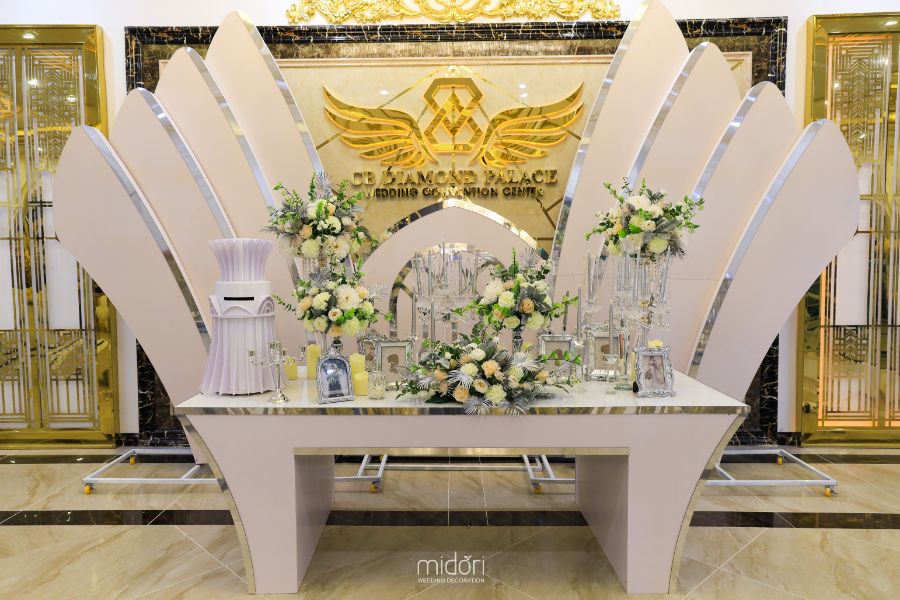 Trang trí không gian tiệc cưới cho CB DIAMOND PALACE tông màu trắng xanh