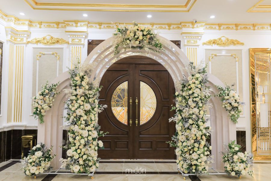 Trang trí không gian tiệc cưới cho CB DIAMOND PALACE tông màu trắng kem
